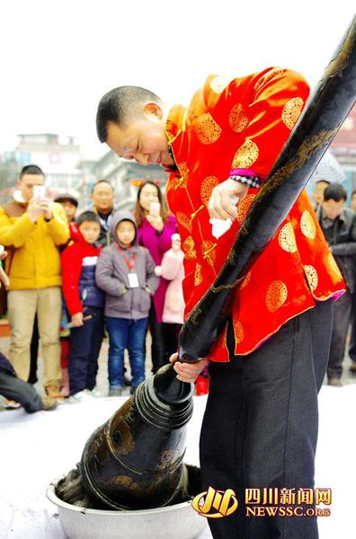 　　何文軍正在做事前準(zhǔn)備工作。（攝影：鄧竹陽(yáng)）