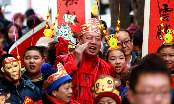 2月4日是中國(guó)傳統(tǒng)節(jié)氣立春，北京東四街道社區(qū)居民頭戴金猴頭飾參加“春官春吏報(bào)春”活動(dòng)。