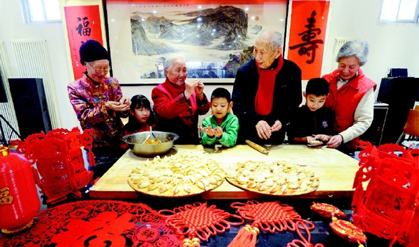 北京市第二實(shí)驗(yàn)小學(xué)的孩子們來(lái)到豐臺(tái)區(qū)東鐵匠營(yíng)街道光彩養(yǎng)老中心，和生活在這里的爺爺奶奶們一起包餃子、寫福字、貼窗花，感受祖孫同堂的家風(fēng)習(xí)俗，喜迎新春佳節(jié)。