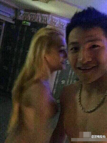 　楊笑天與穿著暴露的外國女郎親密自拍。