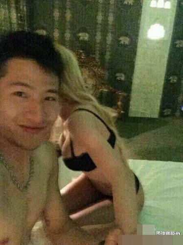 　　網(wǎng)曝蘇寧球員不雅照。