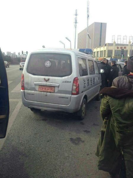 執(zhí)法人員乘坐的面包車號牌被遮擋住了。