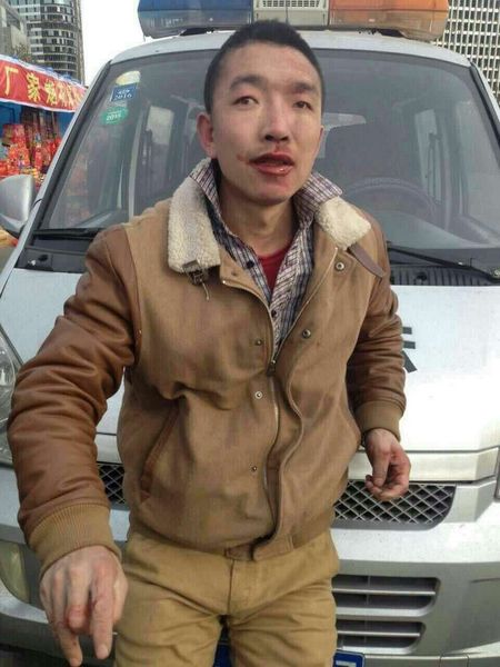 被打的黃衣男子。視頻截圖