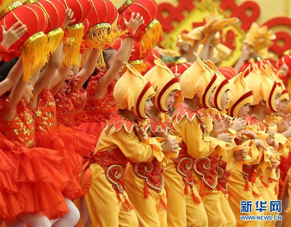 月6日，中共中央、國務院在北京人民大會堂舉行2016年春節(jié)團拜會。這是孩子們在團拜會上表演節(jié)目。 新華社記者 龐興雷 攝