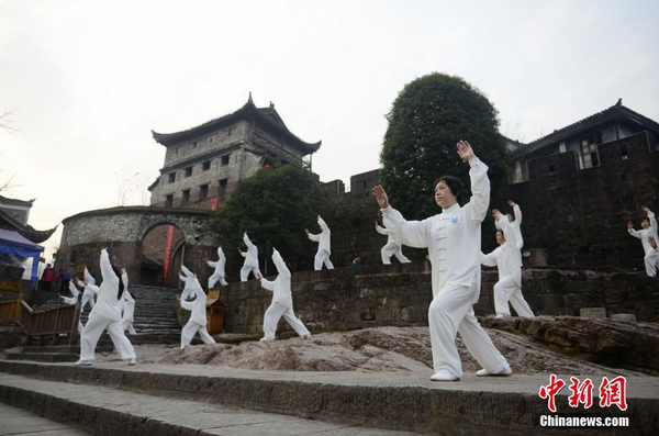 2月6日清晨，湖南鳳凰縣太極協(xié)會(huì)的太極拳愛(ài)好者們?cè)邙P凰古城的沱江邊打起了太極，以此迎接即將到來(lái)的春節(jié)，呼吁大家健康養(yǎng)生。 楊華峰 攝5
