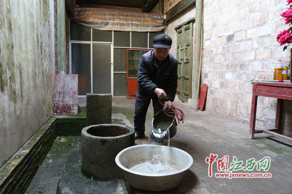alt=老人每天早上起來(lái)后，就開(kāi)始打水、洗臉、點(diǎn)油燈、抹神案······