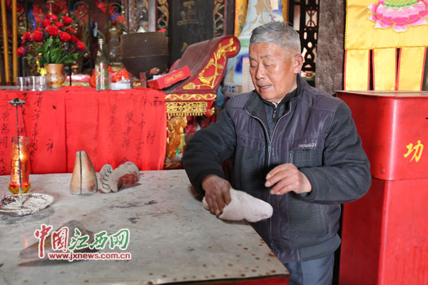 alt=老人每天早上起來(lái)后，就開(kāi)始打水、洗臉、點(diǎn)油燈、抹神案······