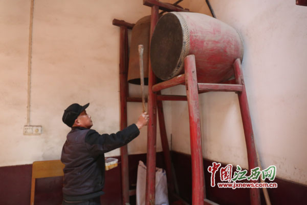 alt=每當(dāng)有人朝拜完了放鞭炮，曾會(huì)和需要去敲一次鐘和大鼓