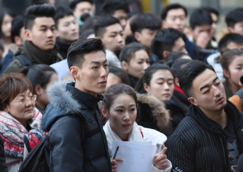 2月15日，參加北京電影學(xué)院表演學(xué)院考試的學(xué)生準(zhǔn)備入場(chǎng)。