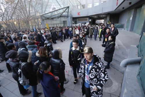2月15日，在北京電影學院，報考表演學院的考生排隊入場。