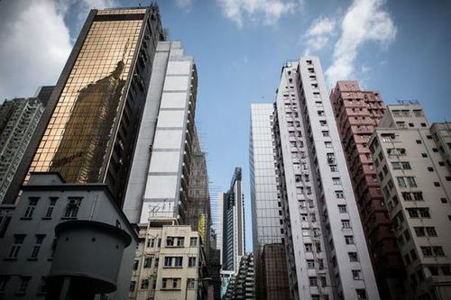 不僅土地的成交價格過低，香港的土地市場自去年11月至今，已出現(xiàn)兩幅住宅土地的流拍。