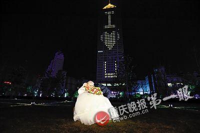 背對(duì)著身后218米高的“I 公式 u”，喬德位大聲對(duì)身穿婚紗的老伴喊出“我愛你”，然后相擁接吻。 周少偉 攝