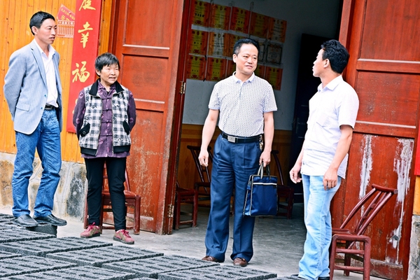2015年6月，呂春建到建始縣三里鄉(xiāng)調(diào)研美麗鄉(xiāng)村建設(shè)。