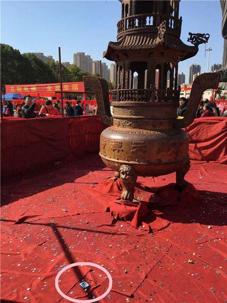 湖北寺廟香爐前現(xiàn)銀行卡 媒體：財神知道密碼嗎