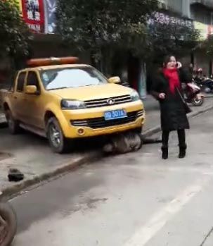 一人被卷到車(chē)底。圖據(jù)網(wǎng)友現(xiàn)場(chǎng)視頻截圖