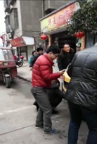 眾人抬車(chē)救人。圖據(jù)網(wǎng)友現(xiàn)場(chǎng)視頻截圖