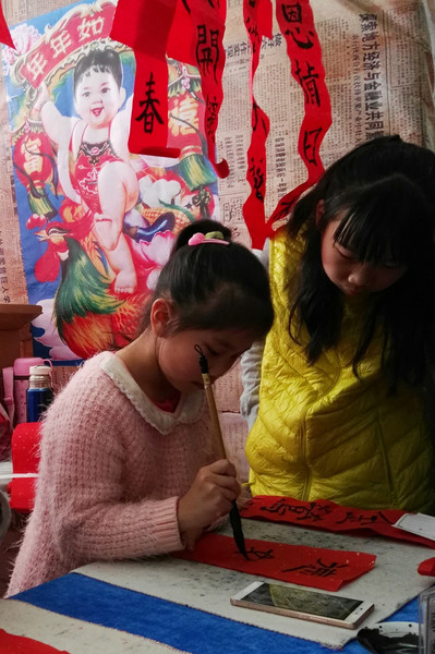 “娃娃廟會”上，孩子在美育活動中接觸、習(xí)得、繼承傳統(tǒng)的年俗文化。 趙罡 攝