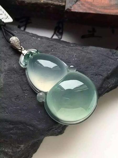 三看水。水即翡翠的透明度。王振升說(shuō)，種好的，水就好，比如玻璃種的水就比冰種的水要好。