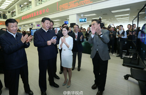 2月19日上午，習(xí)近平來到新華社調(diào)研。在新聞發(fā)稿中心，一位編輯介紹說，新華社客戶端“現(xiàn)場(chǎng)新聞”受到歡迎，很多網(wǎng)民給記者點(diǎn)贊。總書記按動(dòng)“為全國新聞工作者點(diǎn)贊”頁面，屏幕上立即閃現(xiàn)“點(diǎn)贊+1”。采編人員對(duì)總書記說，您的鼓勵(lì)就是我們的動(dòng)力。新華社記者 蘭紅光 攝