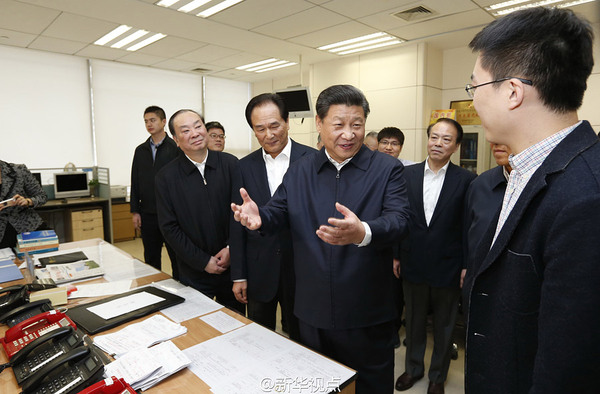 2月19日上午，習(xí)近平在新華社調(diào)研，到國內(nèi)部總編室同采編人員交流。編輯部負(fù)責(zé)人向總書記介紹了稿件審發(fā)流程和業(yè)務(wù)建設(shè)情況。幾位剛參加新春走基層采訪的記者你一言我一語匯報(bào)了采訪見聞?？倳浌膭?lì)大家要接地氣，多采寫群眾喜聞樂見的新聞。新華社記者 鞠鵬攝