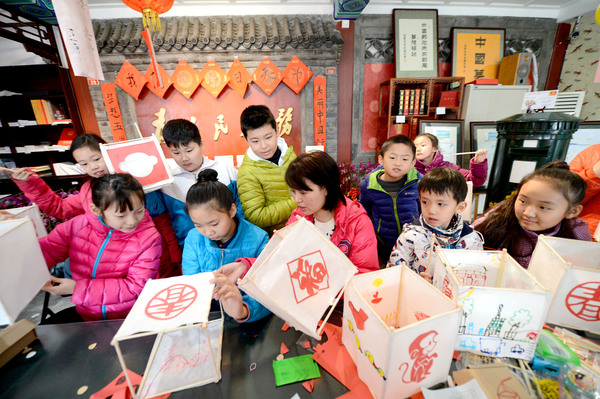 1A圖為孩子們在北京的夢想驛站里扎燈籠，體驗民俗。