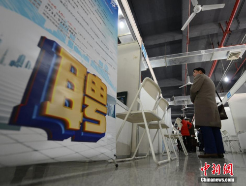 資料圖：2016年2月16日，2016大型公益人才招聘會(huì)在湖南省人才市場舉行，眾多求職者來此尋覓自己理想的工作。圖為部分企業(yè)出現(xiàn)了招工難的情況。 楊華峰 攝