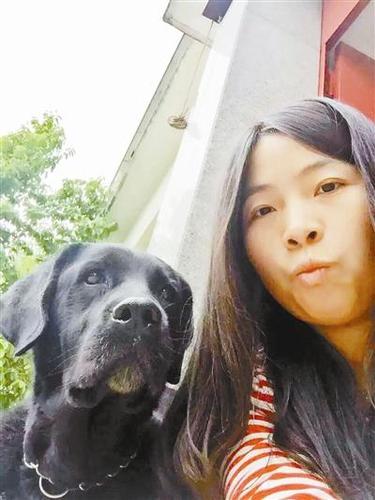 圖為田先生的徒弟和導盲犬喬喬親密合影。