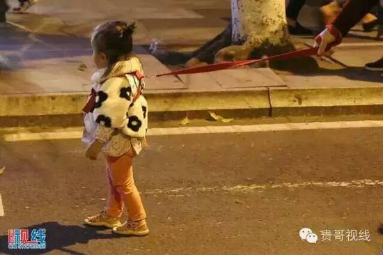 ?？谂釉估K牽女兒逛街 防其走失(圖)