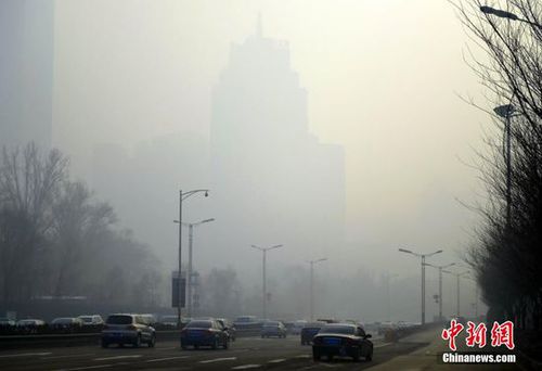 2月23日，新疆烏魯木齊市再度出現(xiàn)重度霧霾天氣，整個城市籠罩在霧霾之中，空氣質(zhì)量指數(shù)為嚴重污染。22日為農(nóng)歷正月十五，該市隨處都可聽到燃放煙花炮竹的聲音，夜晚時分達到頂峰，燃放煙花炮竹產(chǎn)生的煙霧，久久無法散去。圖為城區(qū)高層樓宇隱沒在霧霾之中，遠看酷似“海市蜃樓”。