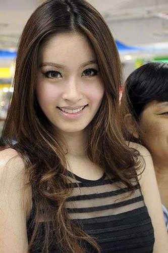 Poy，17歲變性，在泰國享有極高的人氣