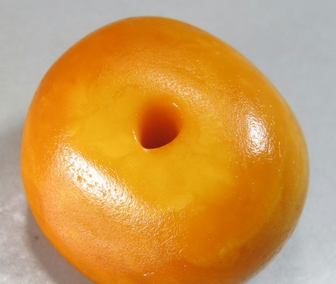 1、蜜蠟的價(jià)格根據(jù)年代、產(chǎn)地、品種的不同分為很多的檔次，蜜蠟原石的價(jià)格也根據(jù)蜜蠟自身的大小來(lái)決定，克重高、體積大的蜜蠟原石價(jià)格相比體積小、克重低的原石要高出很多。
