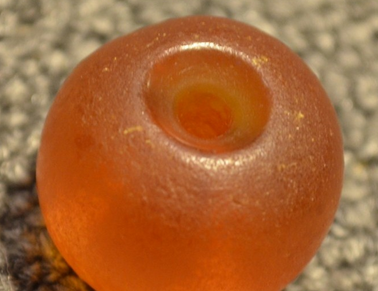 工形狀，根據(jù)蜜蠟品質(zhì)、年代的不同，新蜜蠟的市場(chǎng)價(jià)格約在400元/g左右。