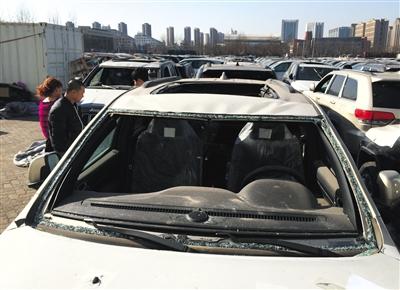 25日，天津“中電物流”停車場，購車者正在參觀天津港爆炸受損車輛。