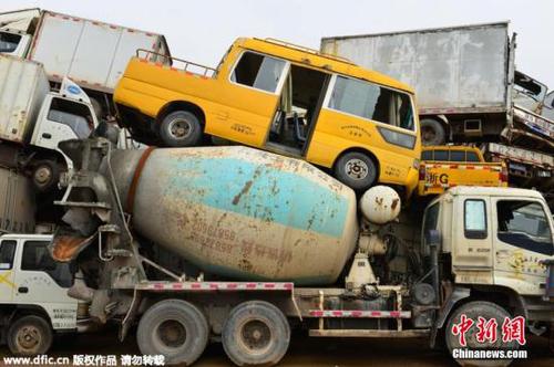 資料圖：2015年4月8日，浙江義烏市治理淘汰黃標(biāo)車回收倉庫，6000多輛淘汰回收的各類黃標(biāo)車等待拆解。 呂斌 攝 圖片來源：東方IC 版權(quán)作品 請勿轉(zhuǎn)載