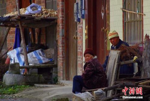 資料圖：2015年12月3日，在地處廣西偏遠(yuǎn)山區(qū)的柳江縣土博鎮(zhèn)世界村世界屯，村莊中偶有幾個老人在田間地頭或房前出現(xiàn)。該村為廣西壯族自治區(qū)級貧困村，人口約2100人。因地處山區(qū)，田地少，甘蔗和種桑養(yǎng)蠶為百姓收入來源，年人均純收入不足3000元，60%以上人口外出務(wù)工。今年9月底，該村通往鎮(zhèn)上的路才全線貫通，告別崎嶇山路。今年10月廣西全面啟動精準(zhǔn)扶貧工作，確保到2020年538萬農(nóng)村貧困人口如期脫貧。 朱柳融 攝