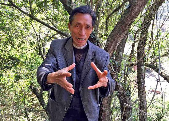 6米長(zhǎng)老巨蟒出洞曬太陽 村民猜測(cè)是蟒媽遛娃