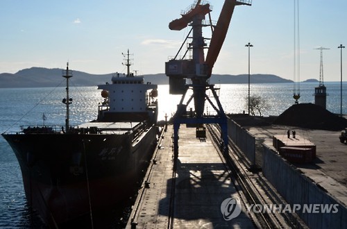 資料圖片：2015年12月6日，韓國企業(yè)生產的礦泉水在朝鮮羅津港裝船。