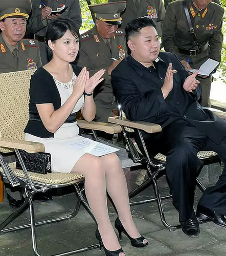 金正恩夫人身側(cè)放著名牌包包
