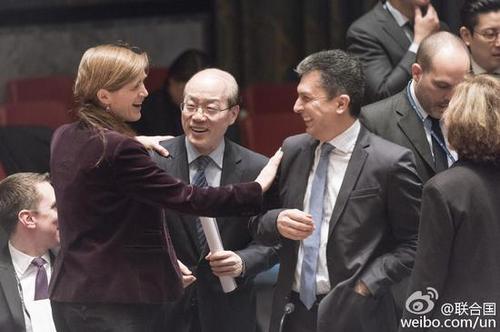 在安理會(huì)通過制裁朝鮮決議前，中國常駐聯(lián)合國代表劉結(jié)一與美國常駐聯(lián)合國代表鮑爾親切交流。