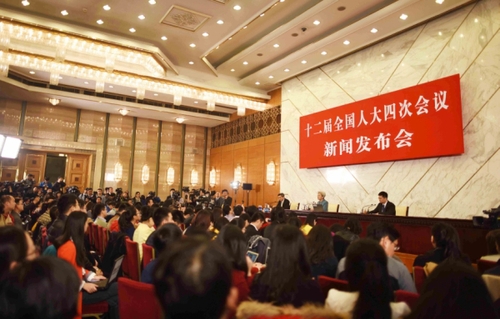新華社照片，北京，2016年3月4日 
    十二屆全國人大四次會議舉行新聞發(fā)布會 
    3月4日，十二屆全國人大四次會議在北京人民大會堂舉行新聞發(fā)布會。大會發(fā)言人傅瑩就大會議程和人大工作相關(guān)的問題回答中外記者的提問。 
    新華社記者 薛玉斌 攝