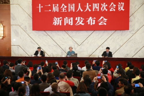新華社照片，北京，2016年3月4日 
    十二屆全國人大四次會(huì)議舉行新聞發(fā)布會(huì) 
    3月4日，十二屆全國人大四次會(huì)議在北京人民大會(huì)堂舉行新聞發(fā)布會(huì)。大會(huì)發(fā)言人傅瑩就大會(huì)議程和人大工作相關(guān)的問題回答中外記者的提問。 
    新華社記者 丁海濤 攝