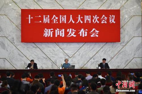 3月4日上午11時(shí)，十二屆全國人大四次會(huì)議在北京人民大會(huì)堂舉行新聞發(fā)布會(huì)。大會(huì)發(fā)言人傅瑩將就會(huì)議議程和人大工作回答記者提問，并回應(yīng)社會(huì)關(guān)注的熱點(diǎn)問題。 中新社記者 金碩 攝