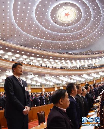 3月3日，中國人民政治協(xié)商會議第十二屆全國委員會第四次會議在北京人民大會堂開幕。這是委員們高唱國歌。 新華社記者 謝環(huán)馳 攝