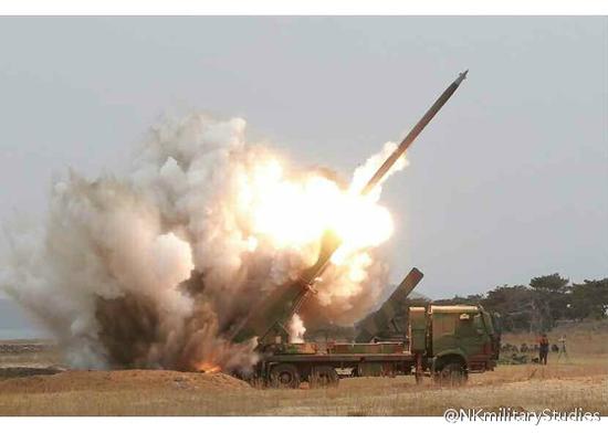 朝鮮新型火箭炮試射照片，可能由于發(fā)射陣地構(gòu)筑方式的原因，火箭尾焰被后方土堆阻擋，因此有巨大的煙塵從后方騰起 


