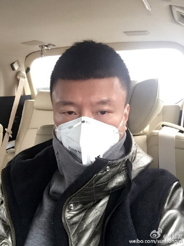 孫紅雷戴口罩?？峋W(wǎng)友：還是那么帥（圖）