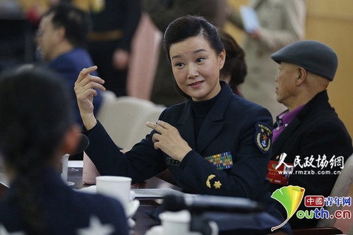 3月4日下午，在全國政協(xié)文藝26組的小組討論會上，宋祖英熟練地用手語與邰麗華交流。中國青年網(wǎng)記者　張炎良　攝2