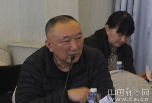 全國政協(xié)委員、中國電影集團原董事長韓三平（前排）在小組討論時發(fā)言。(記者 楊開新 攝)