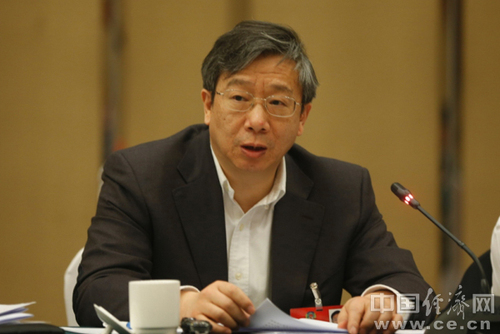 全國(guó)政協(xié)委員、中國(guó)人民銀行副行長(zhǎng)易綱。(記者 周琳 攝)