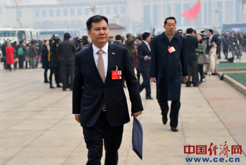 全國政協(xié)委員、蘇寧控股集團董事長張近東。