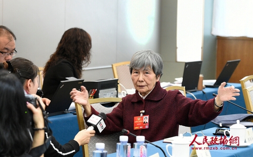 潛心50余年致力于敦煌石窟考古研究，現(xiàn)任敦煌研究院名譽(yù)院長的樊錦詩委員，在兩會(huì)期間就文物保護(hù)等問題接受記者采訪。 本報(bào)記者 俞寧 攝